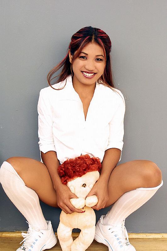 12P Une adolescente indienne tient un animal en peluche tout en révélant son vagin