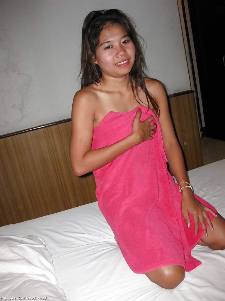 12P Une femme de ménage thaïlandaise savonne sa chatte d'adolescente sous la douche après un rapport sexuel en pick-up.