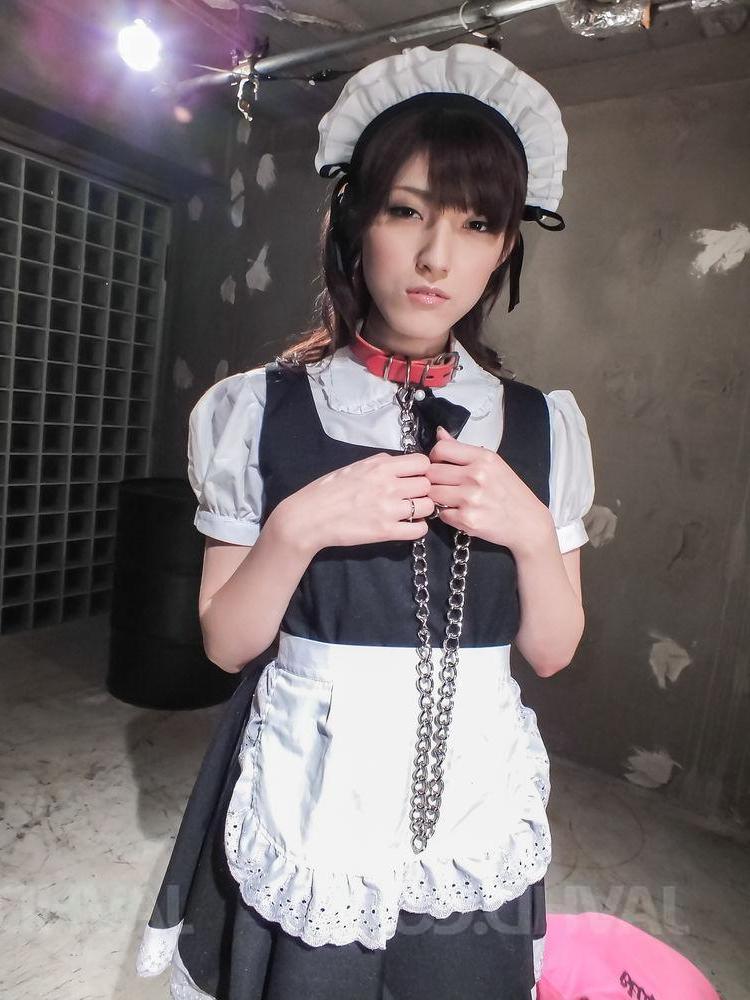12P A japonesa Kanako Iioka se masturba antes de dar um BJ em uniforme de empregada