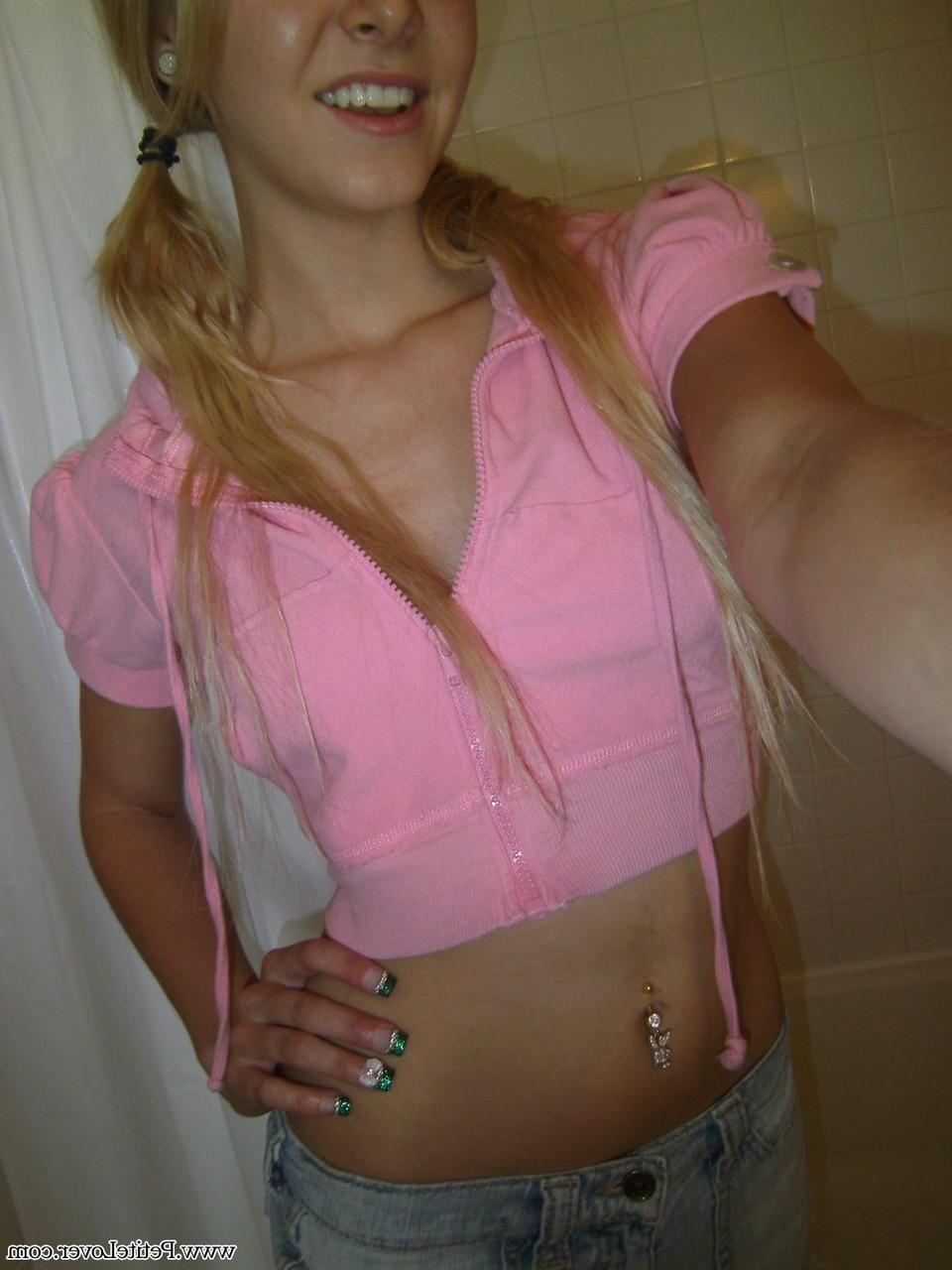 16P Die zierliche blonde Amateurin Elle stellt ihre kleinen Teenie-Titten zur Schau und zeigt ihren kahlen Muff