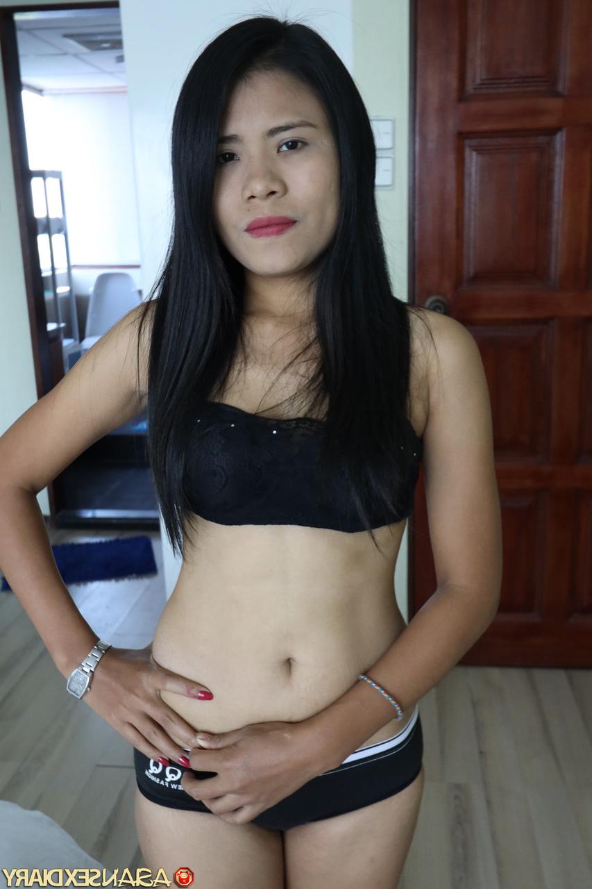 20P La asiática Long presenta su cuerpo natural y hace mamada antes del sexo POV