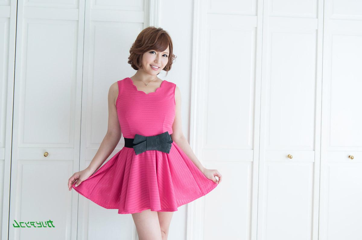 20P La chérie asiatique Mio Futaba perd sa robe rose et se joue avant le sexe