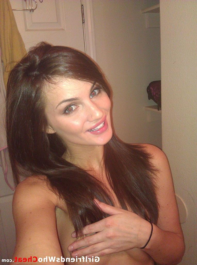 15P Cheating gf Lily takes naked selfies to send to her side lover