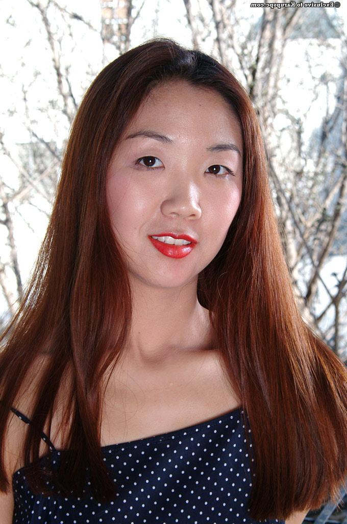 16P Die asiatische Teenagerin Heidi Ho zeigt ihre Amateur-Muschi in Nahaufnahme