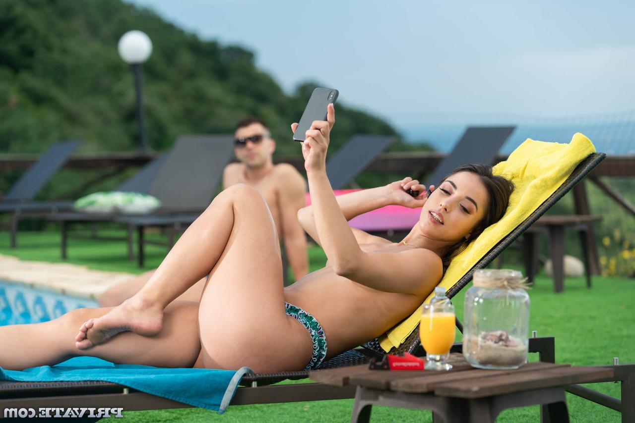 20P Die spanische Teenagerin Anastasia Brokelyn wird am Pool anal gelöffelt