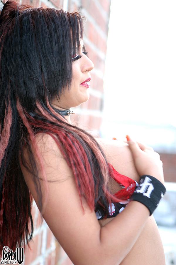 20P La prostituta latina Eva Angelina posando con su provocativa lencería en público