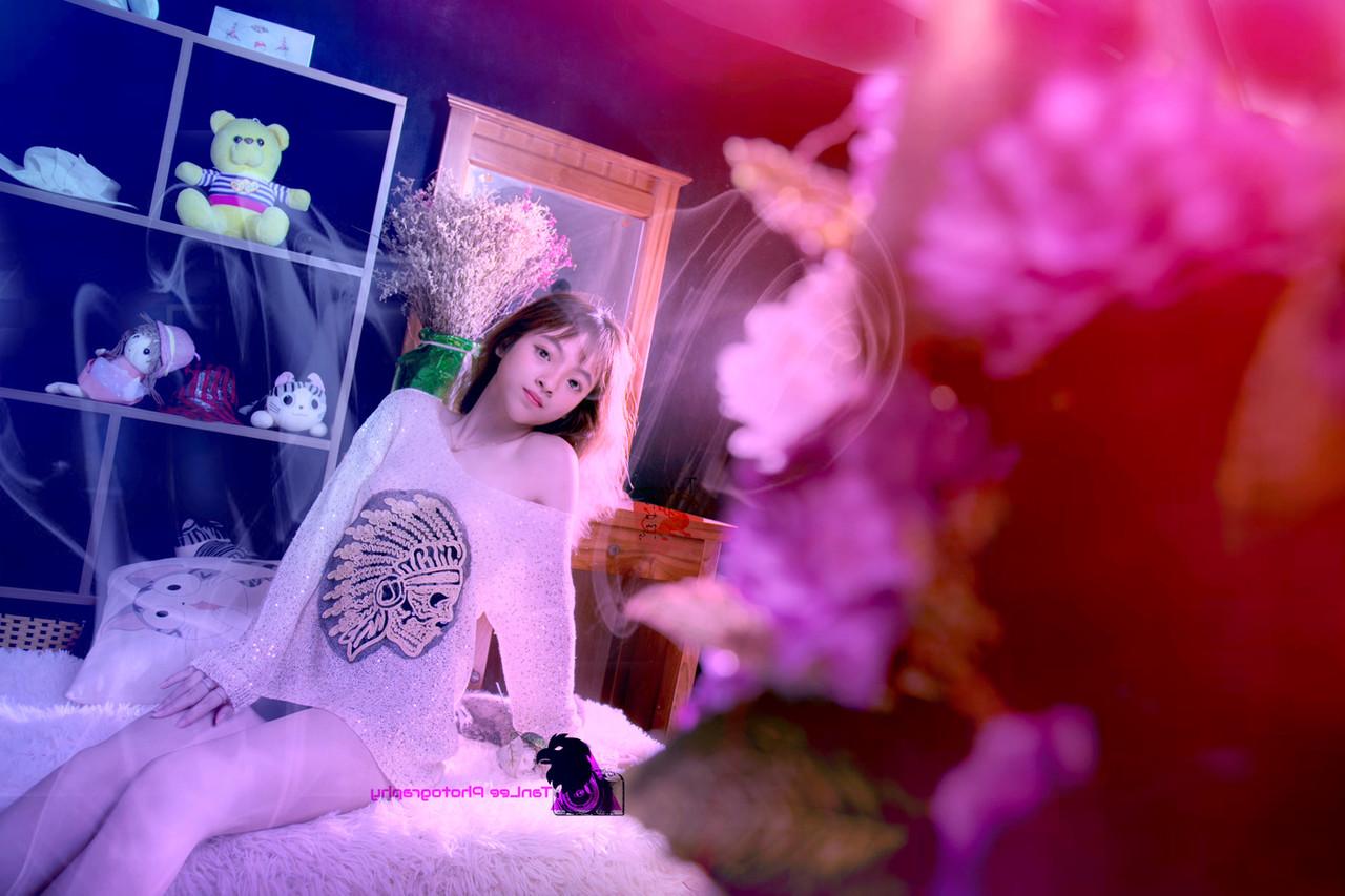 20P Adolescente asiática sexy posa em lingerie preta gostosa e calcinha branca em seu quarto