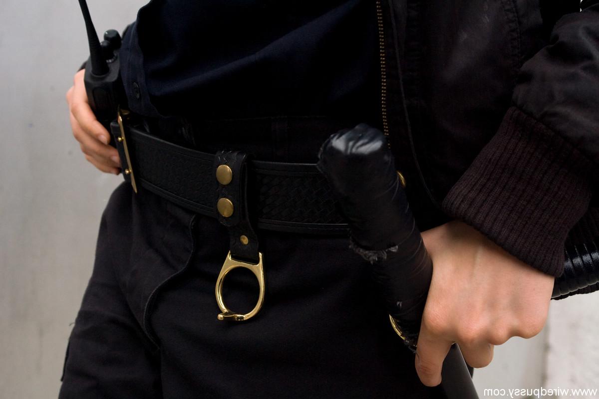20P Police woman Amber Rayne getting molested by two skimpily dressed hookers
