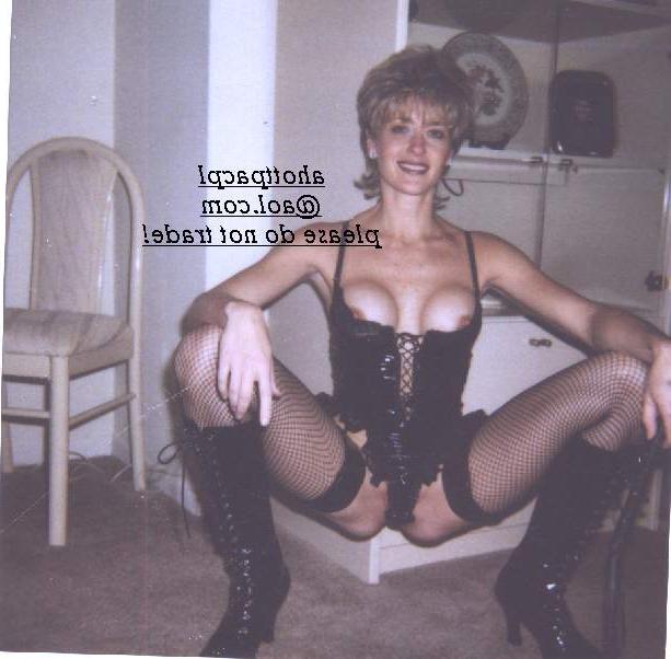18P Milf amateur tetona tracy lick se quita el vestido de látex y abre su vagina