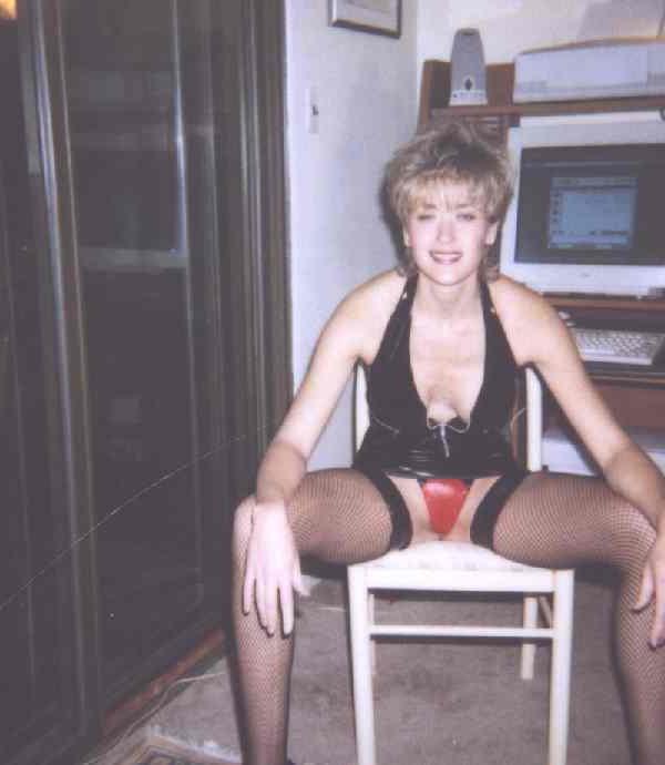 18P Milf amateur tetona tracy lick se quita el vestido de látex y abre su vagina