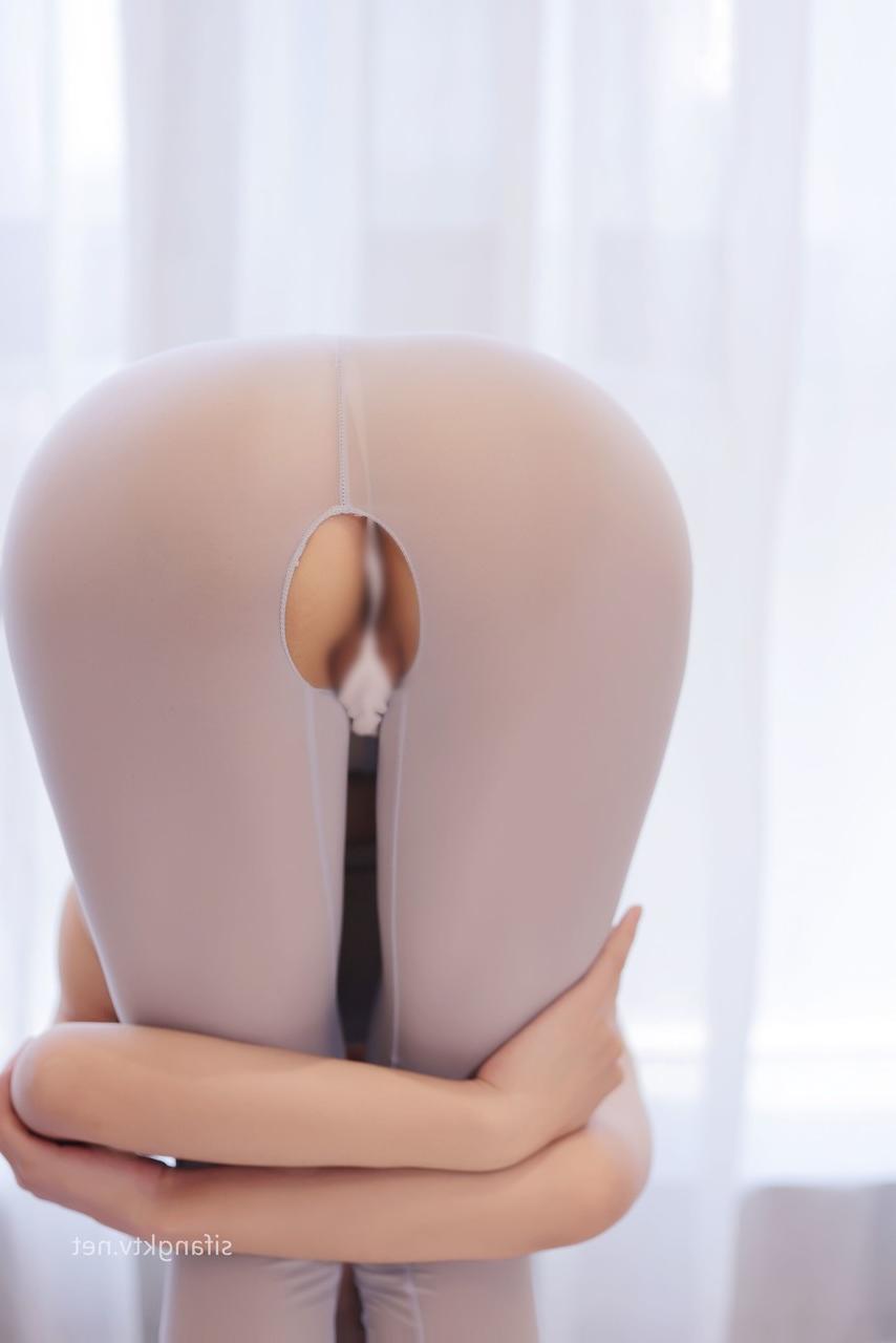 10P Glamorous Asian Yoga instructor teases with her big round booty