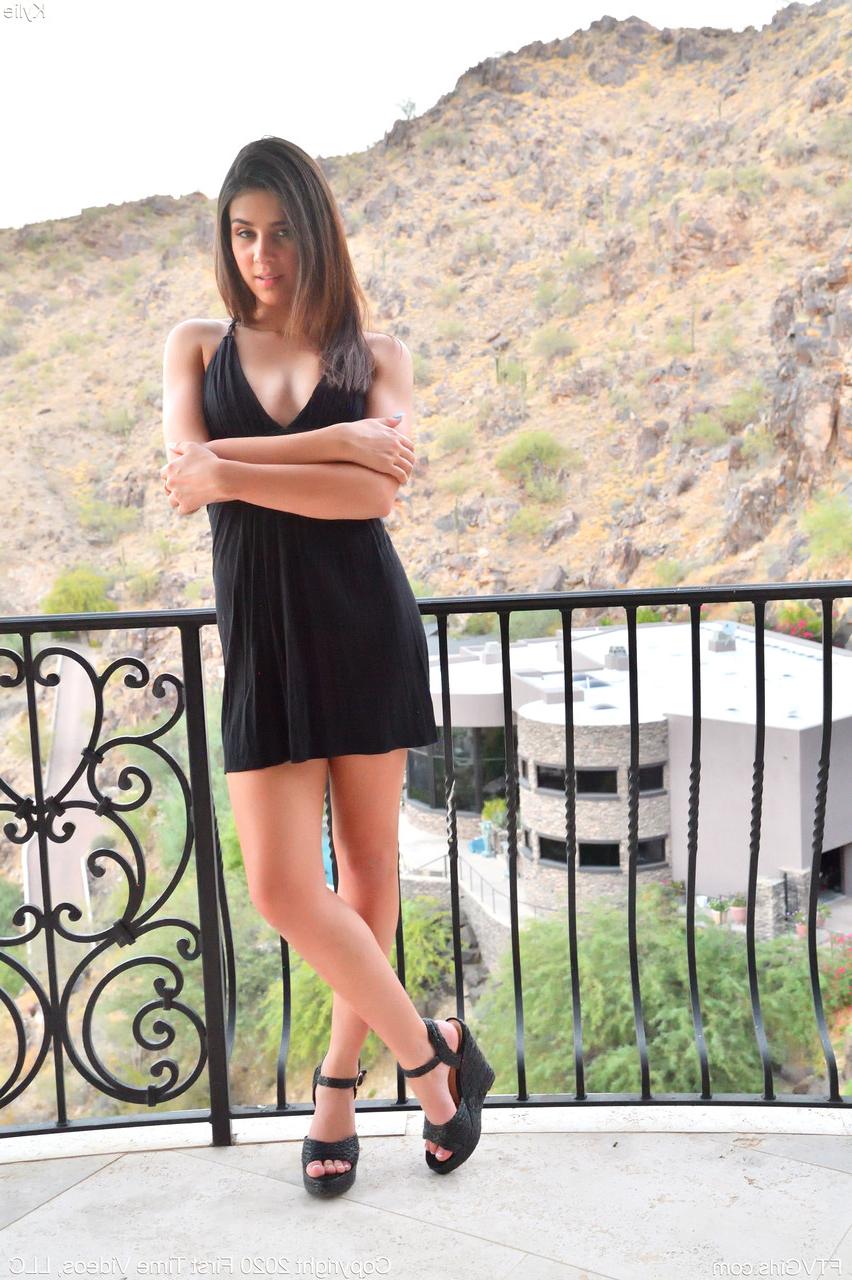 20P Kylie, une adorable jeune amateur, révèle son cul chaud et remplit sa chatte avec un jouet.