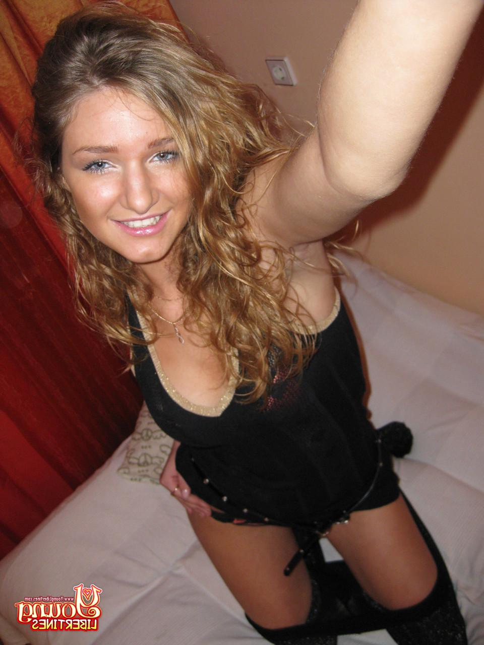20P Garota amadora com lindos olhos azuis Karina mostra seus peitos e poses