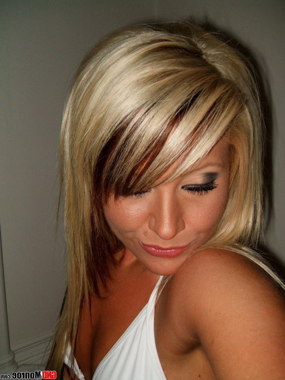 12P Adolescente loira suja tira selfies enquanto usava um biquíni branco