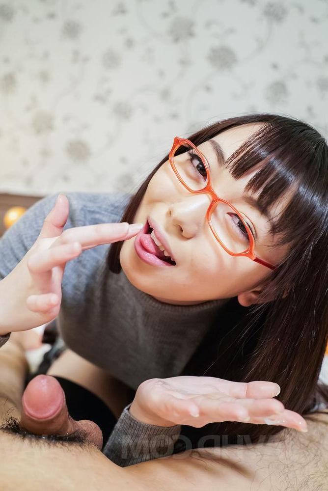 16P 日本人学生の矢田智恵美がチンポをしゃぶった後、手のひらにザーメンを吐き出す