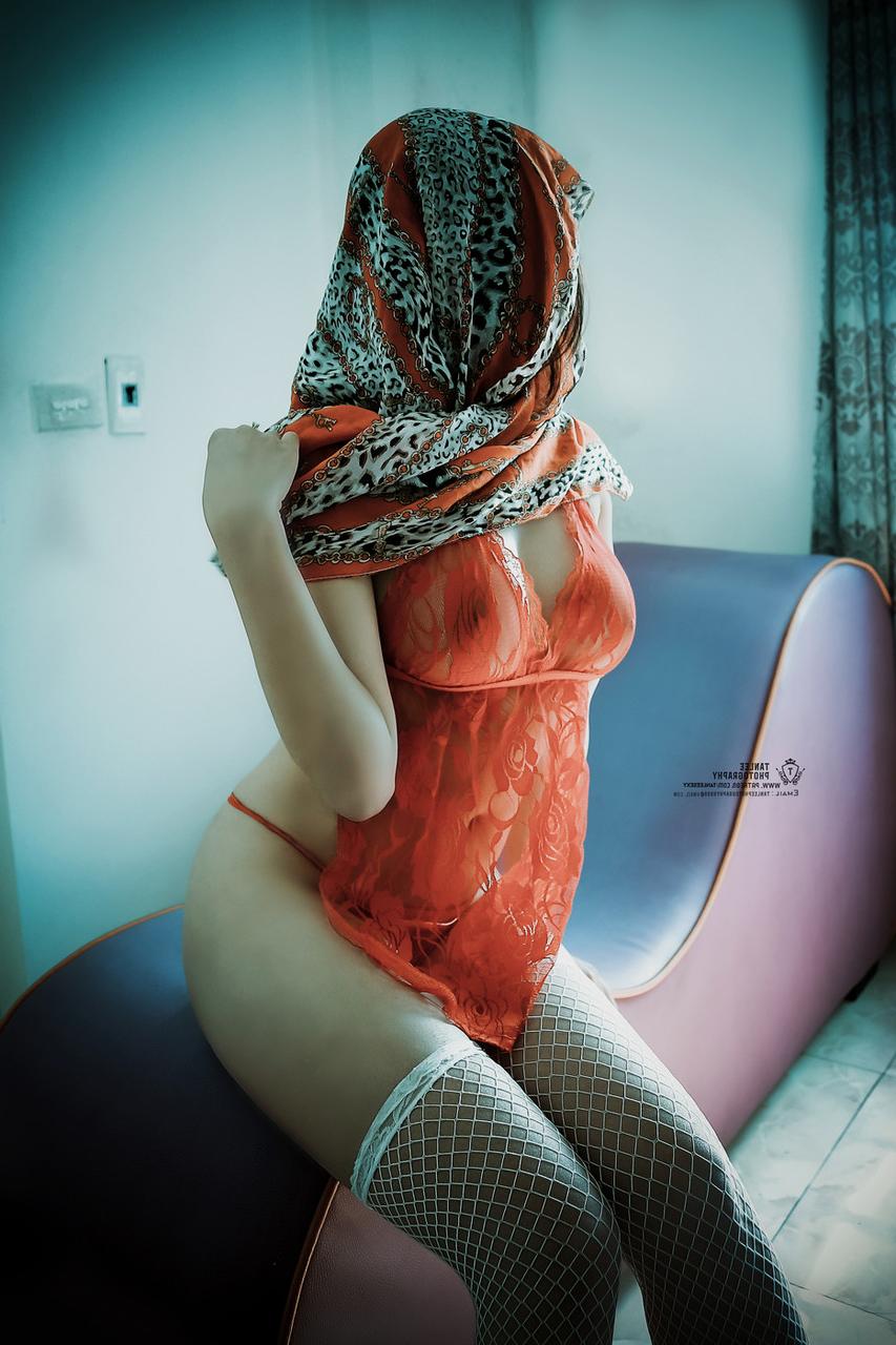 20P Mulher misteriosa posa em sua lingerie provocante e provoca um pau