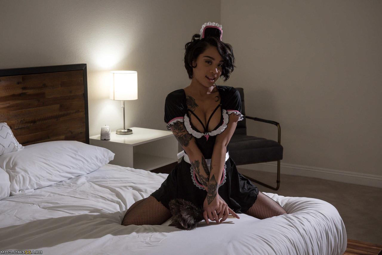 20P La belle femme de ménage Honey Gold exhibe son gros butin dans un strip-tease sexy.