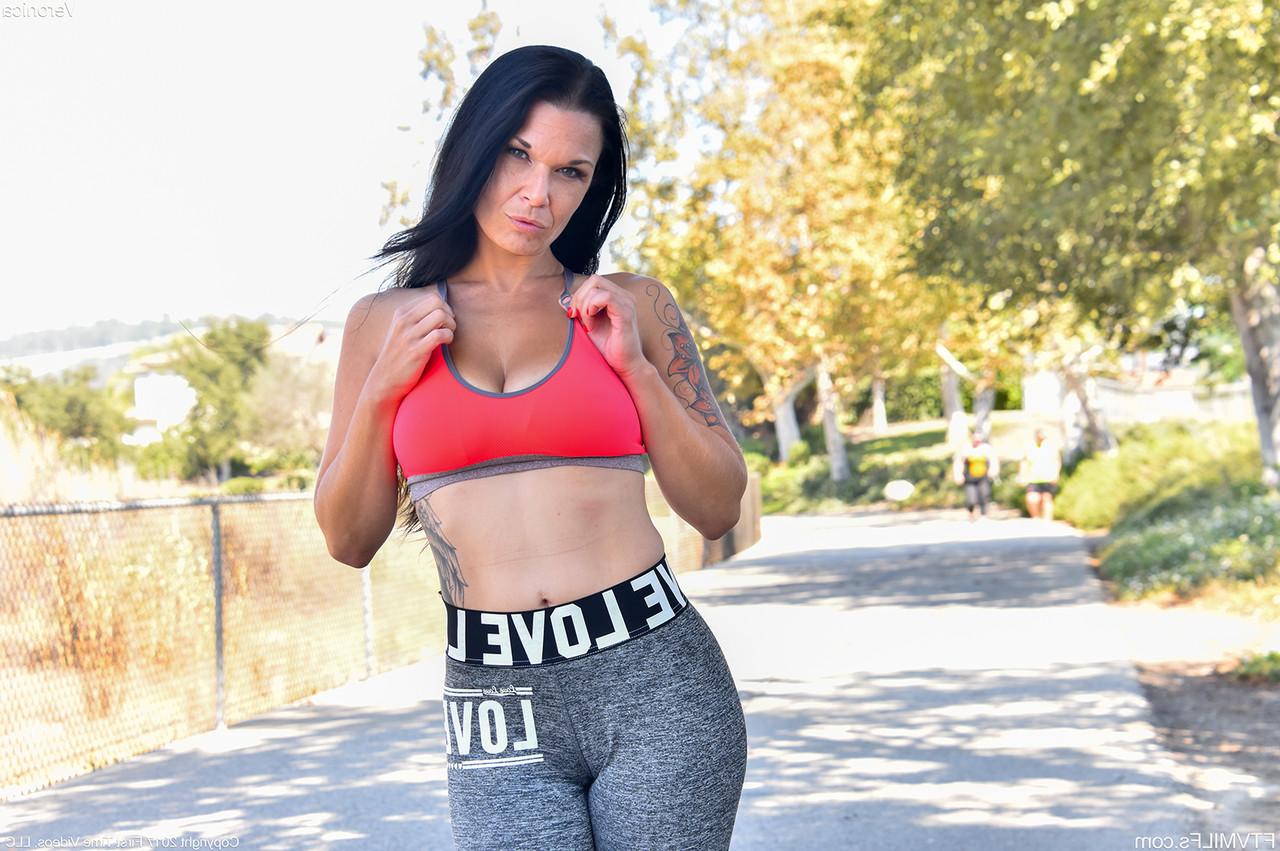 20P Die reife Brünette Veronica in Yogahosen enthüllt im Freien ihre tollen großen Titten