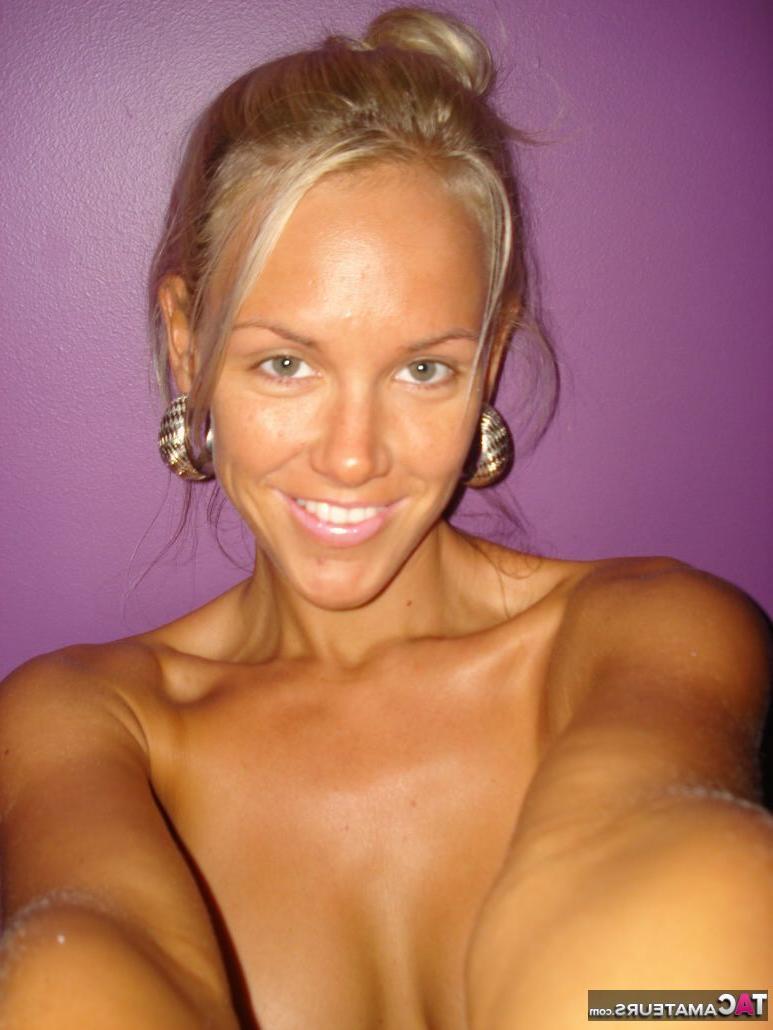 16P La rubia caliente Aussie Jewel muestra sus grandes tetas mientras se toma selfies desnuda