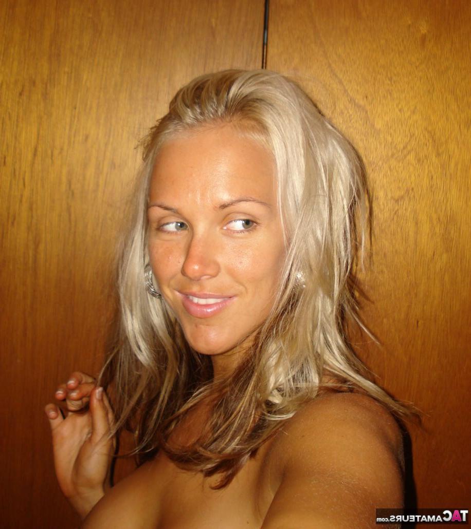 16P La rubia caliente Aussie Jewel muestra sus grandes tetas mientras se toma selfies desnuda