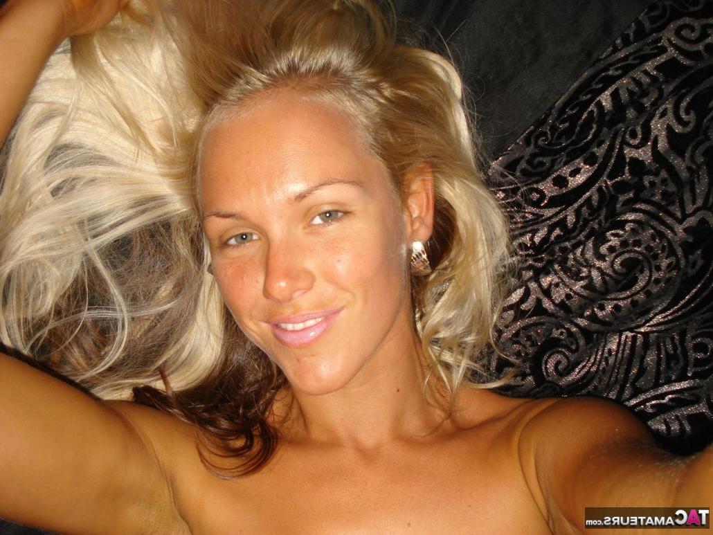 16P La rubia caliente Aussie Jewel muestra sus grandes tetas mientras se toma selfies desnuda