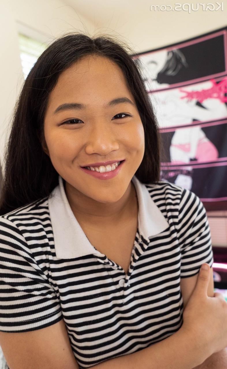 20P La jeune asiatique Alona Bloom expose ses beaux seins et sa chatte rasée.