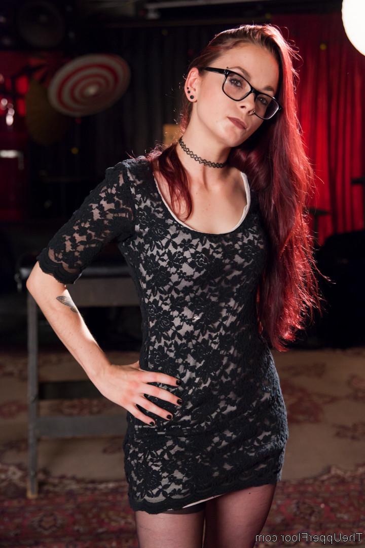 20P As escravas Kira Noir e Penny Pax são fodidas por Aiden Starr e seu marido