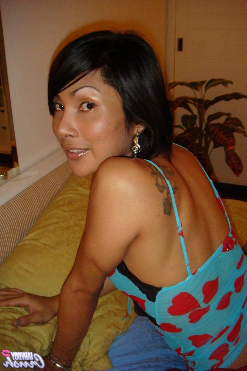 17P Ladyboy Golf amador mostrando grandes peitos falsos sob lingerie sexy e pau médio