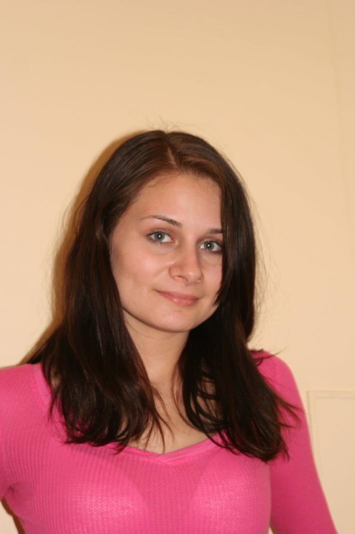 16P La douce fille Corin tient son cul parfait après s'être nue dans une cuisine.