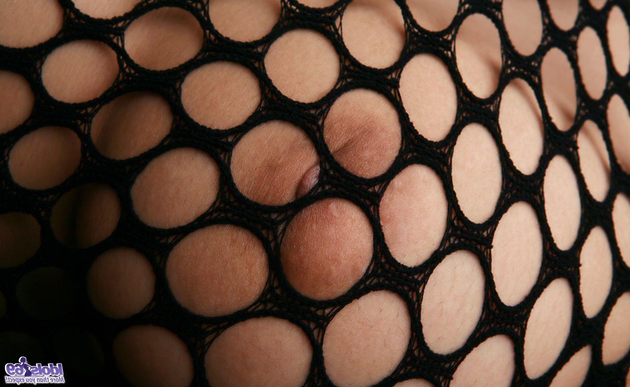 16P La japonesa Seiko Yamaguchi aprieta sus tetas naturales en un body de malla