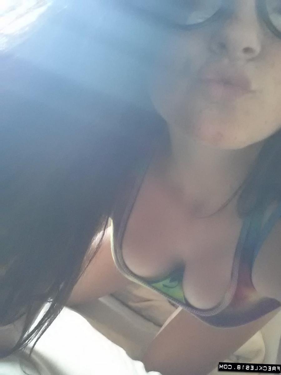 12P La muchacha amateur con gafas Freckles 18 se mete los dedos en el coño orgásmico