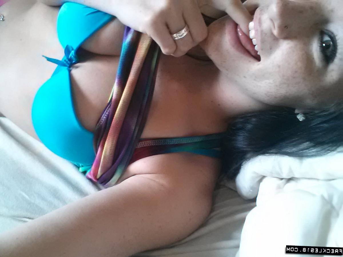 12P La muchacha amateur con gafas Freckles 18 se mete los dedos en el coño orgásmico