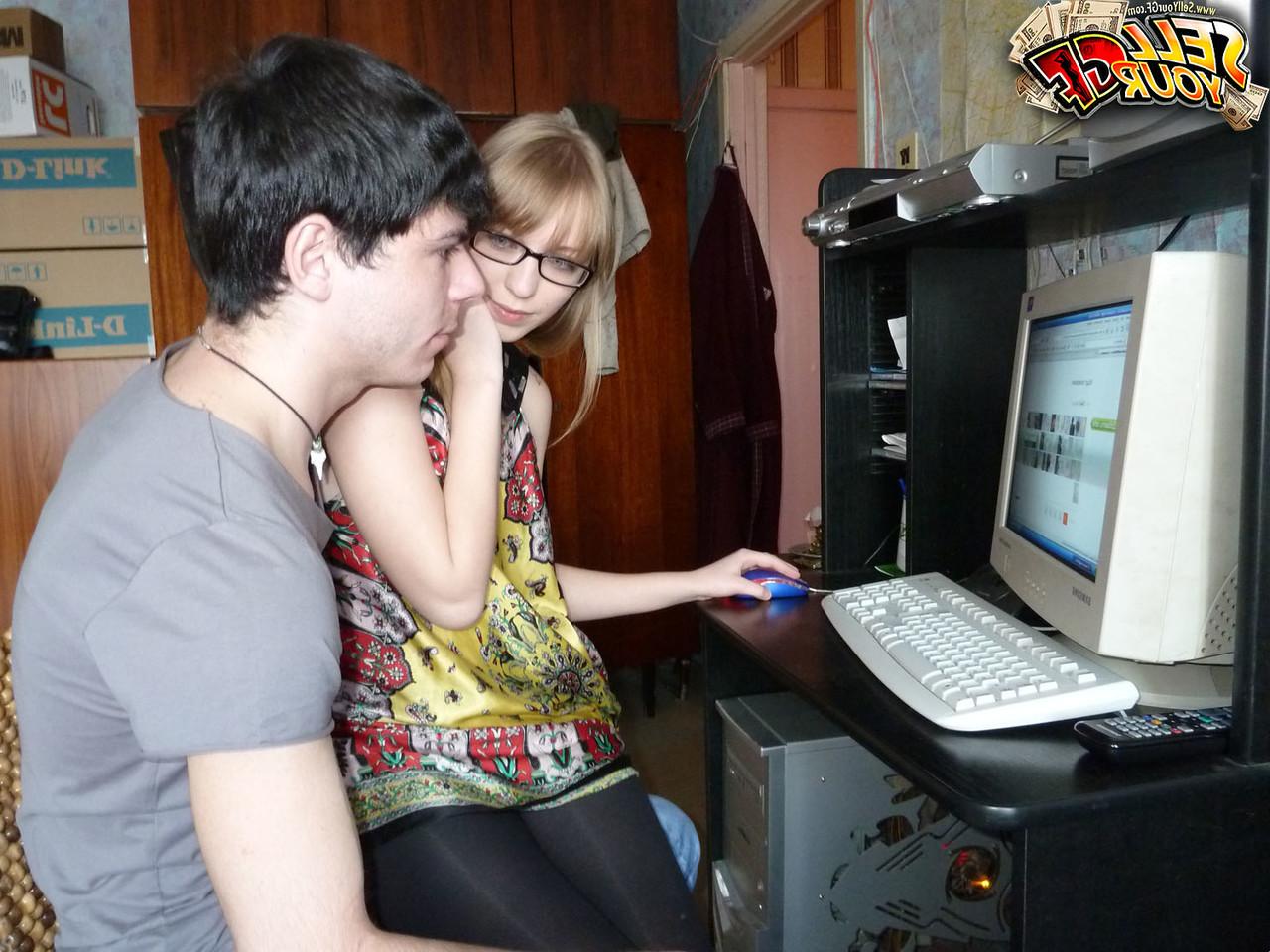 20P La jeune russe Marry Dream aime le sexe en levrette avec l'ami bien membré de son copain.