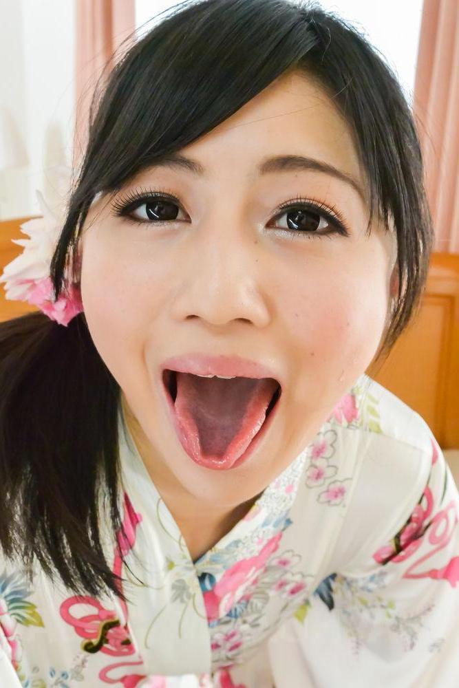 16P A japonesa Reo Saionji chupa um pau enquanto veste um quimono
