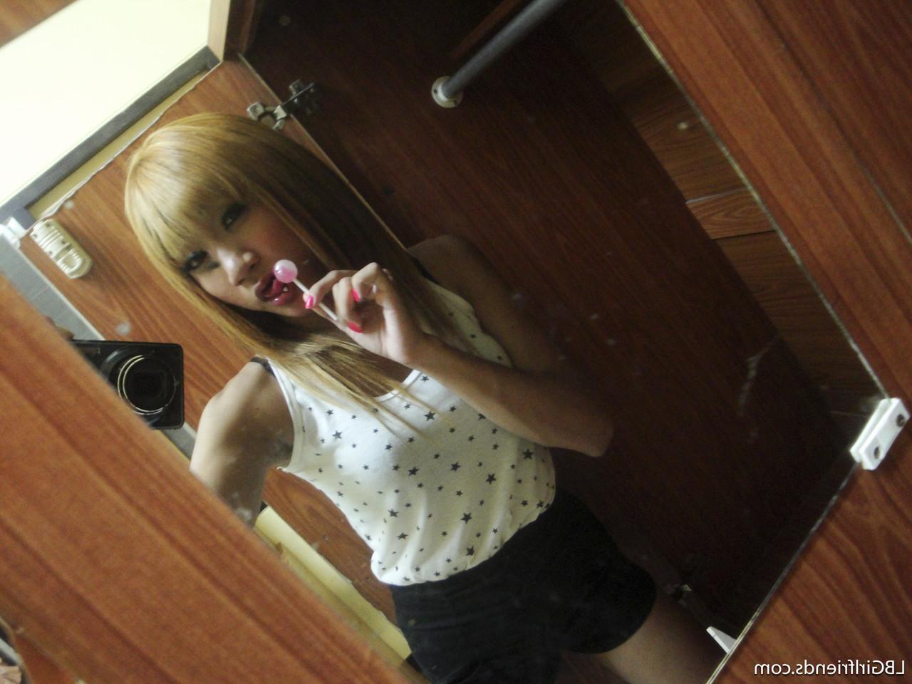 17P Ladyboy loiro magro em sapatos de salto alto Nan exibe seu belo pau e bunda