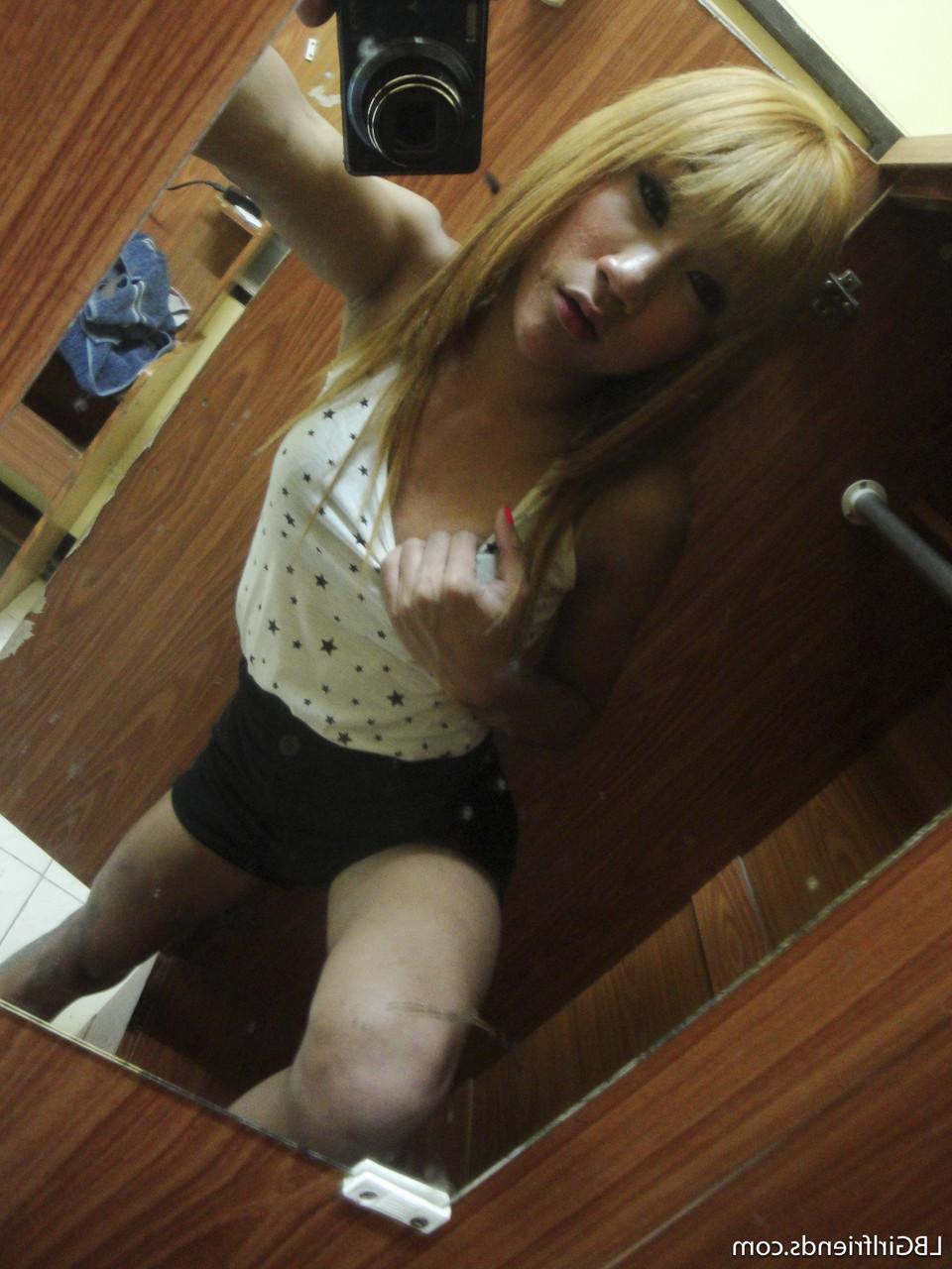 17P Ladyboy loiro magro em sapatos de salto alto Nan exibe seu belo pau e bunda