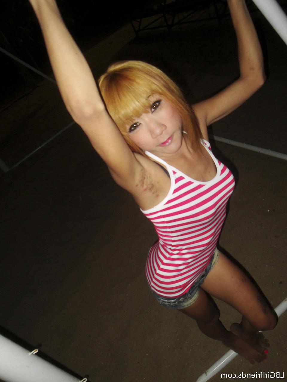 17P Ladyboy loiro magro em sapatos de salto alto Nan exibe seu belo pau e bunda