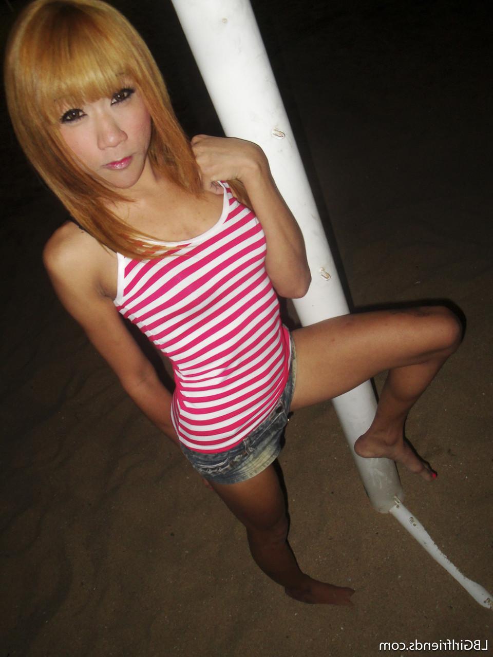 17P Ladyboy loiro magro em sapatos de salto alto Nan exibe seu belo pau e bunda