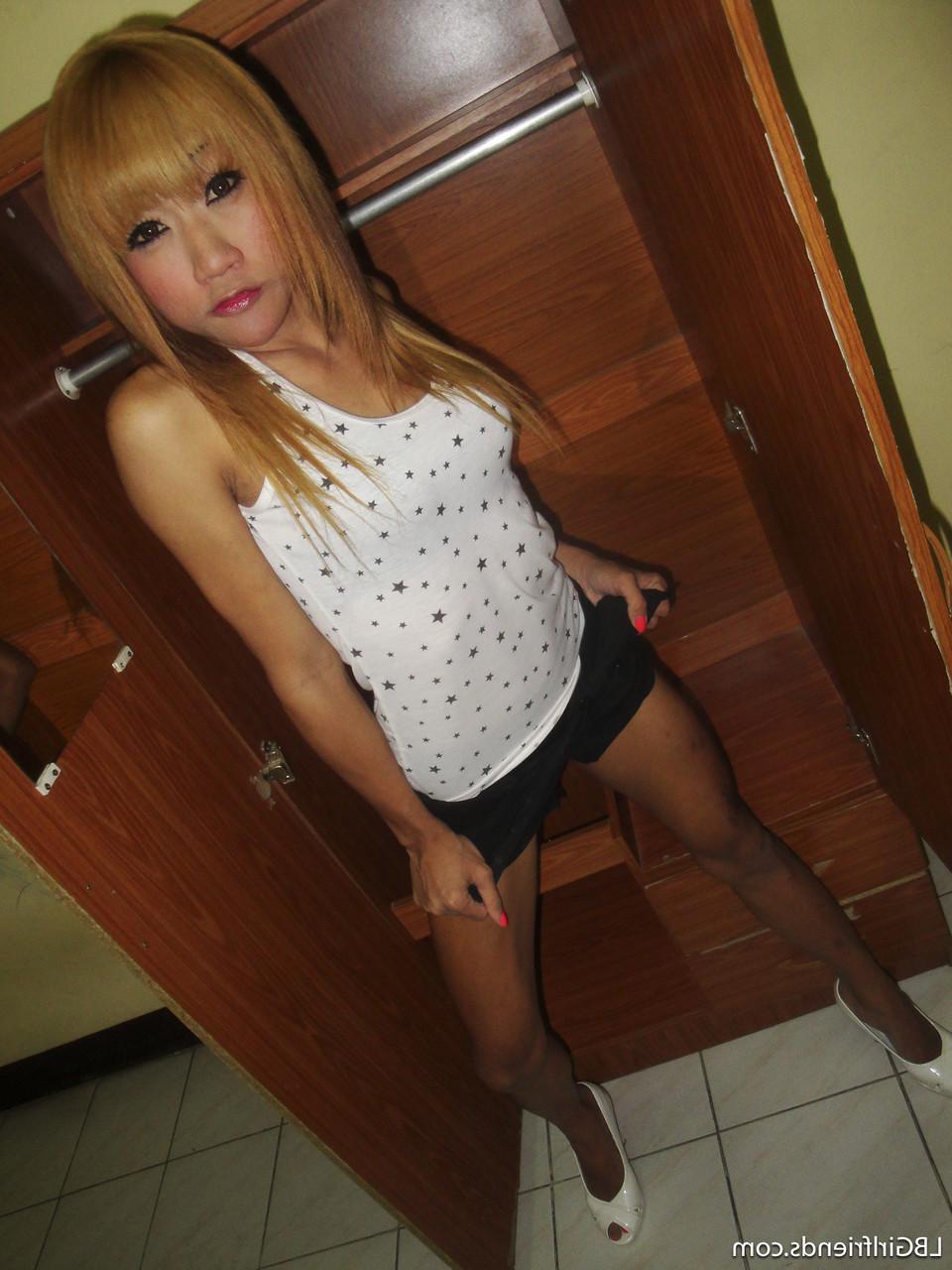 17P Ladyboy loiro magro em sapatos de salto alto Nan exibe seu belo pau e bunda