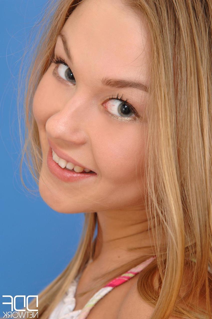 20P Das hübsche russische Babe Barbamiska zeigt ihre natürlichen Titten und ihre kahle Fotze