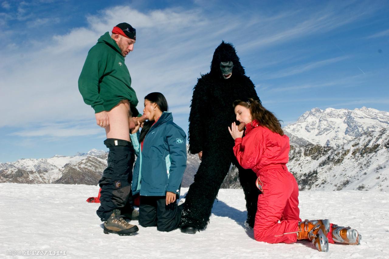 12P 2 conejitos de nieve gotean semen de la barbilla después de una acción del coño a la boca en la cima de una montaña