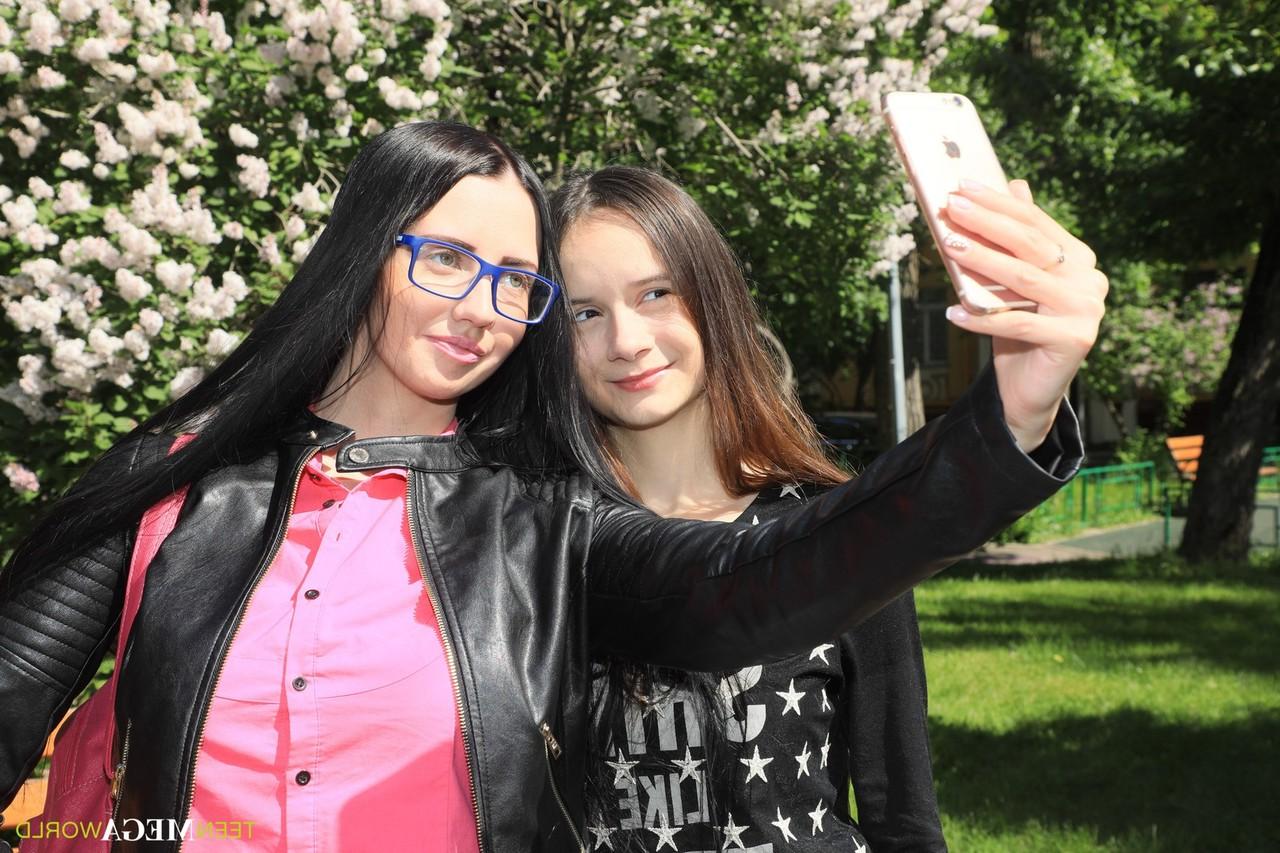16P As meninas Veronica Snezna e Lucy usam um vibrador durante o sexo lésbico
