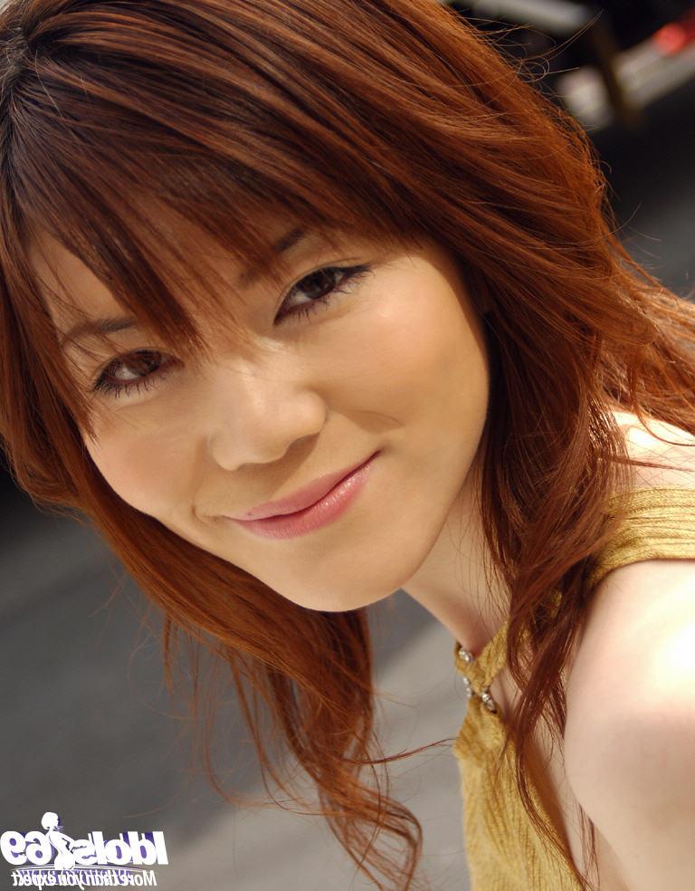 12P Fille asiatique souriante avec une chatte poilue découvrant lentement son corps mince