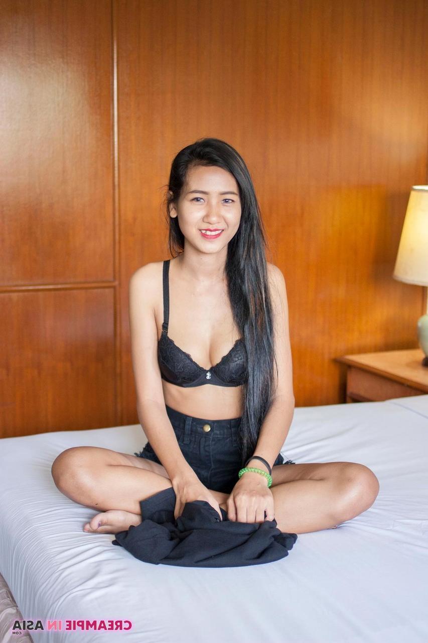 20P A linda gata asiática Pop mostra sua buceta cremosa depois de um strip-tease quente