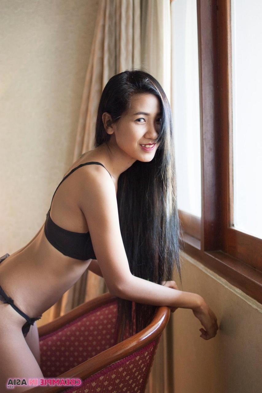 20P A linda gata asiática Pop mostra sua buceta cremosa depois de um strip-tease quente