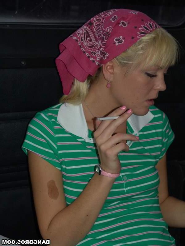 20P A adolescente loira Daisy Dean é pega e fodida por um estranho negro