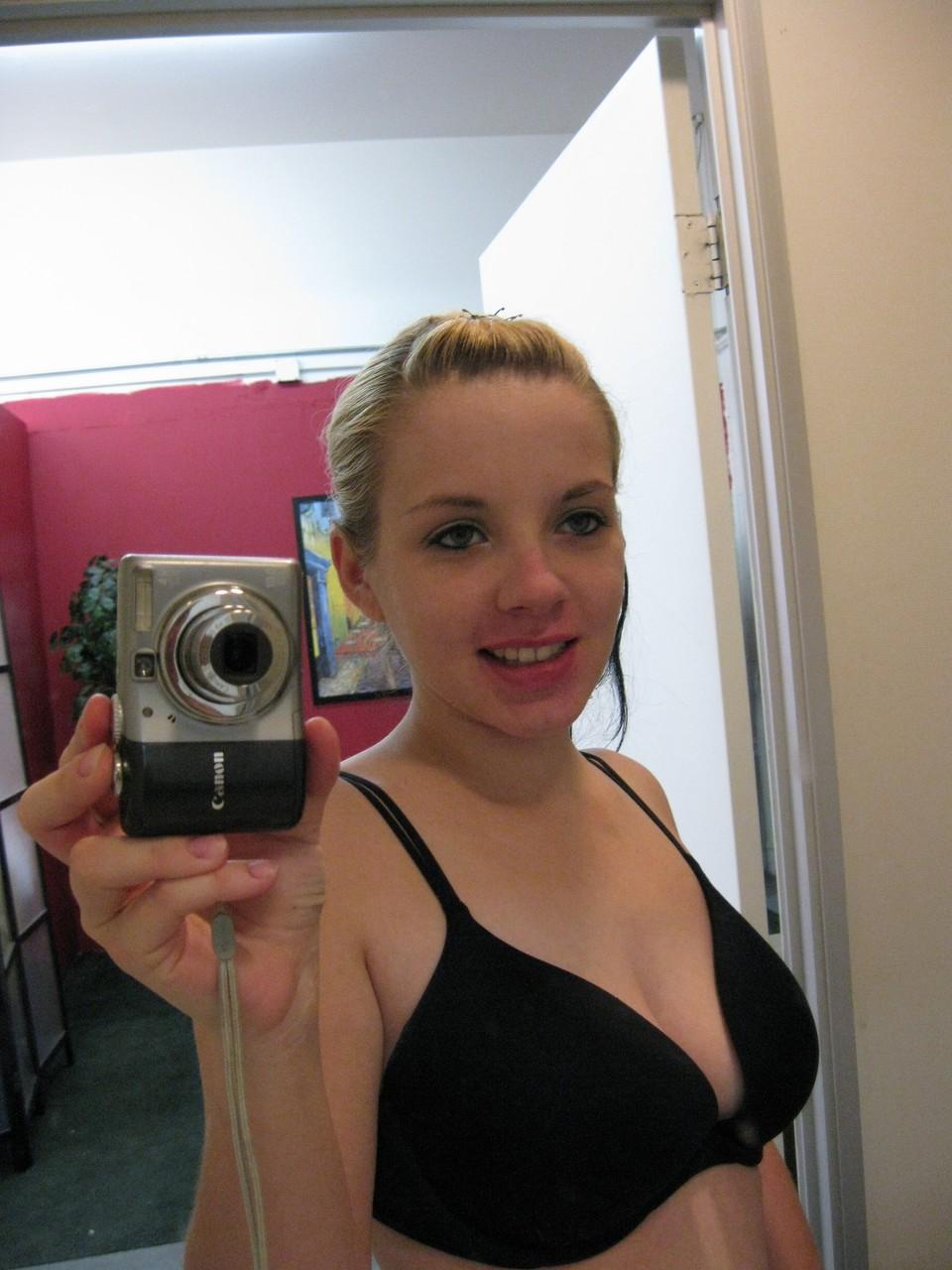 20P A adolescente desavergonhada Donna tira selfies de seus peitos grandes com piercings nos mamilos