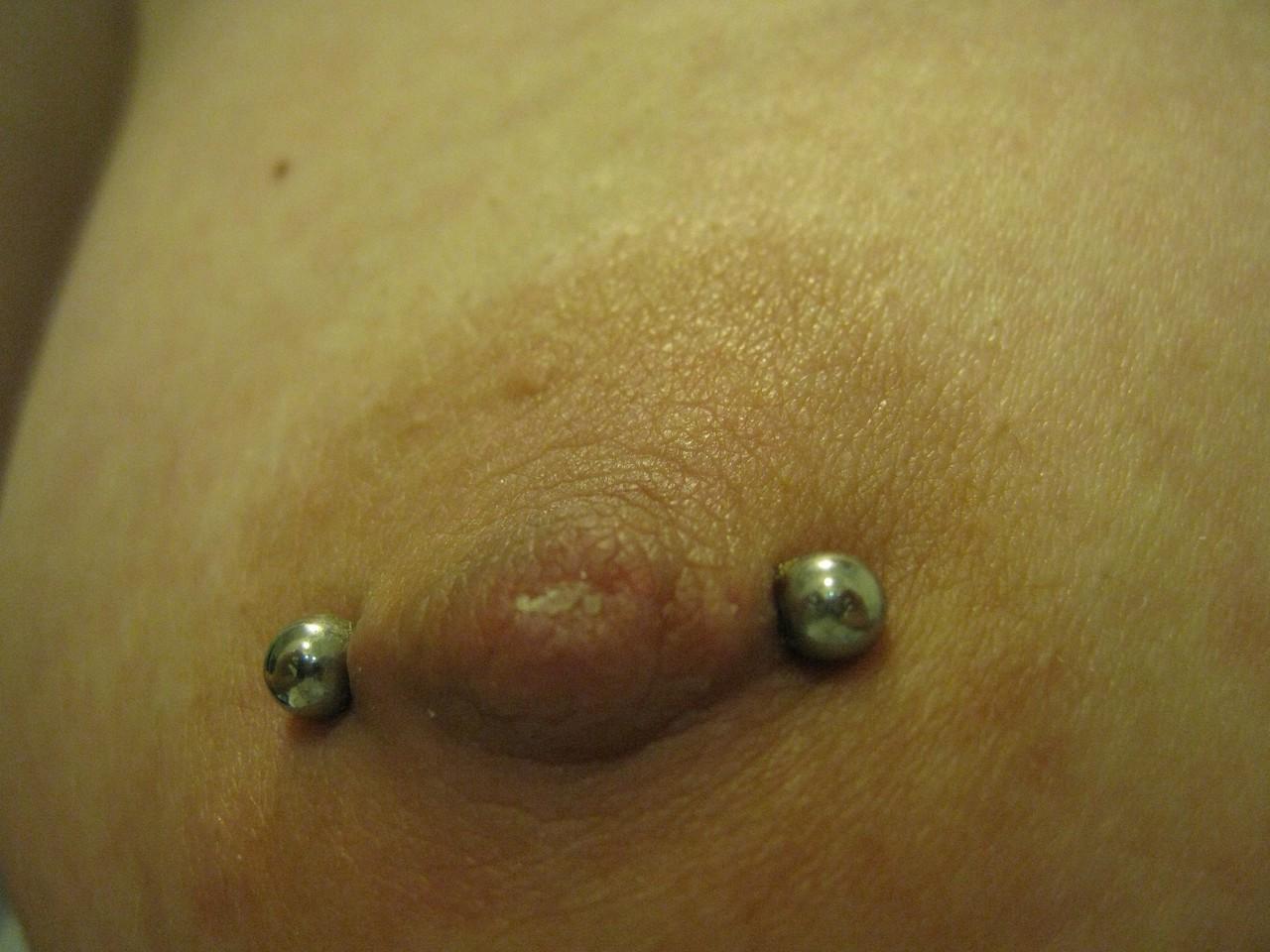 20P A adolescente desavergonhada Donna tira selfies de seus peitos grandes com piercings nos mamilos