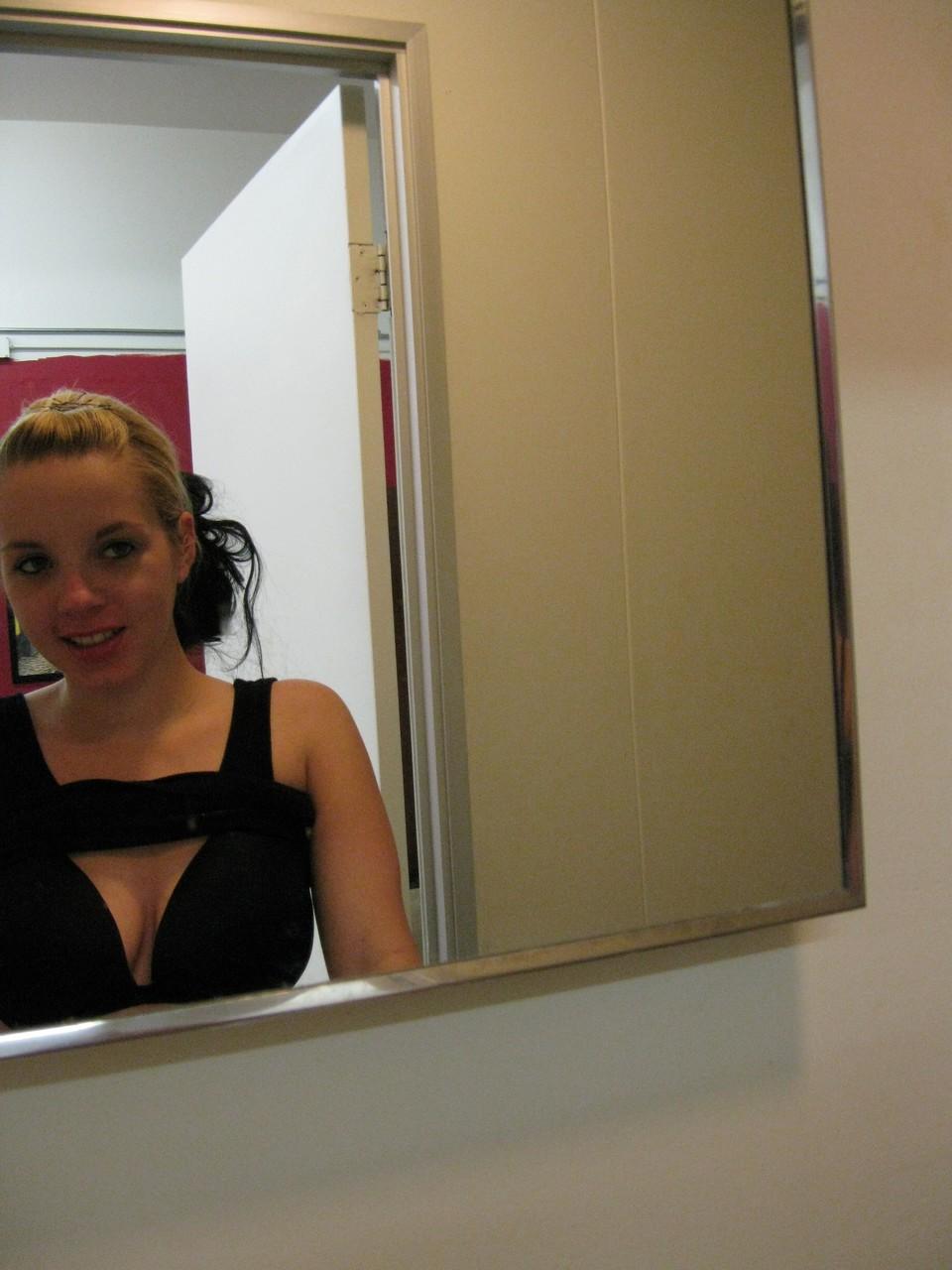 20P A adolescente desavergonhada Donna tira selfies de seus peitos grandes com piercings nos mamilos