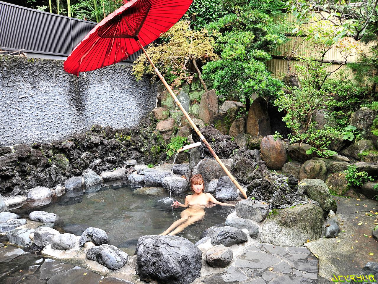 9P La linda japonesa Jun Kusanagi posa con sus trajes calientes y desnuda en un solo